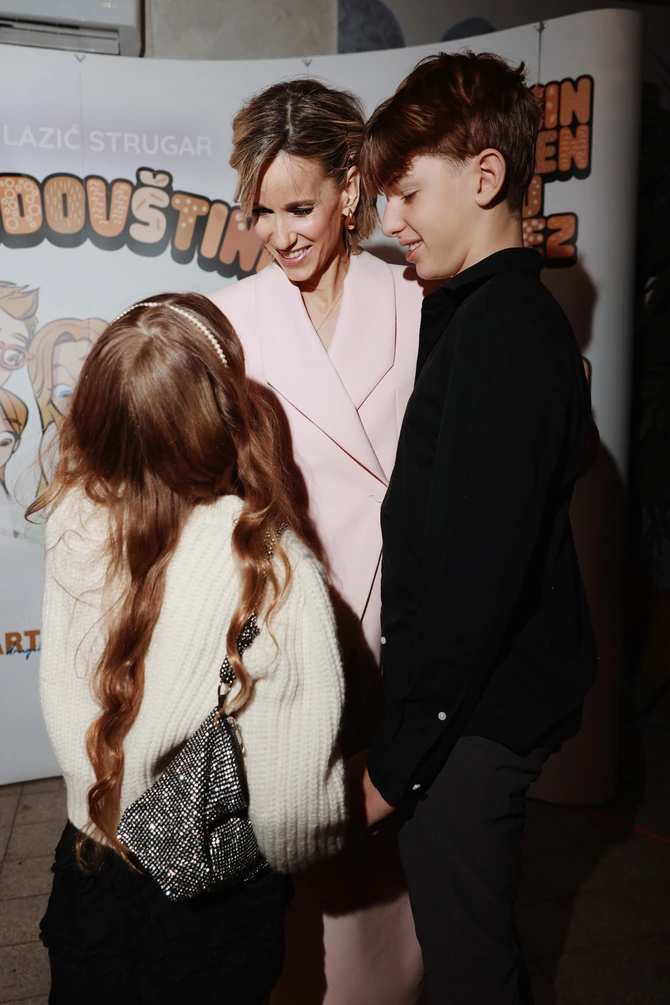 Tamara Lazić sa sinom Lukom i ćerkom Miom