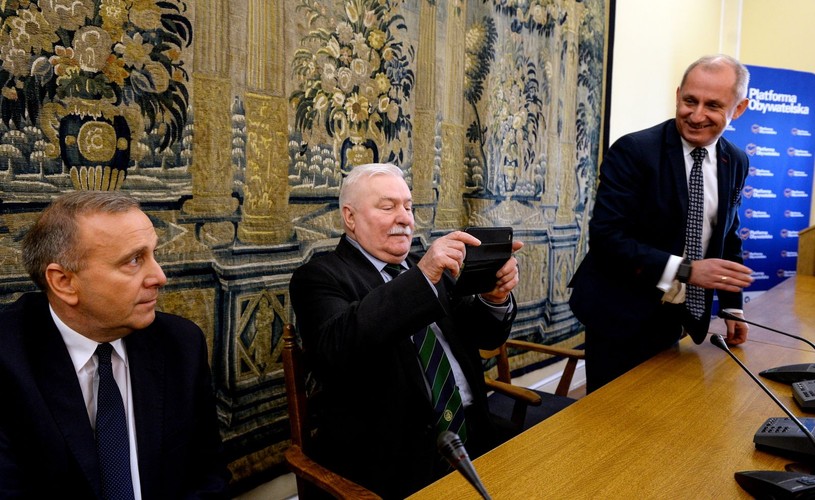 Lech Wałęsa (C), przewodniczący PO Grzegorz Schetyna (L) oraz przewodniczący klubu parlamentarnego PO, poseł Sławomir Neumann (P) podczas uroczystego posiedzenia klubu parlamentarnego Platformy Obywatelskiej w Sejmie