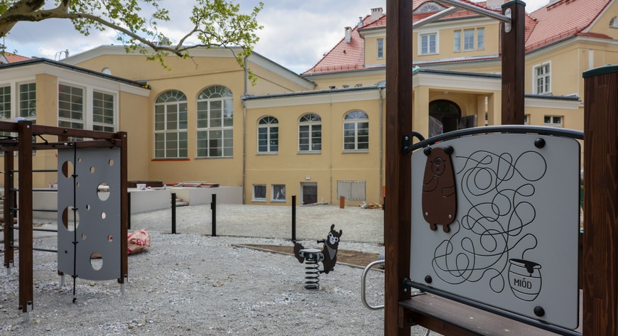Nowe publiczne przedszkole powstaje na parterze zabytkowego budynku (dawna siedziba Centrum Kultury Agora), który przechodzi gruntowną modernizację pod okiem konserwatora.