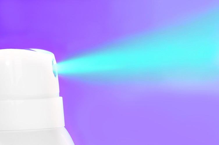 Dezodorant. Z badań Państwowego Zakładu Higieny wynika, że 20 proc. Polaków nie używa antyperspirantów w ogóle, zaś 30 proc. robi to od czasu do czasu. W 2010 roku rynek dezodorantów wart był w Polsce ok 900 mln zł, z czego ponad 50 proc. rynku należało do dezodorantów damskich.