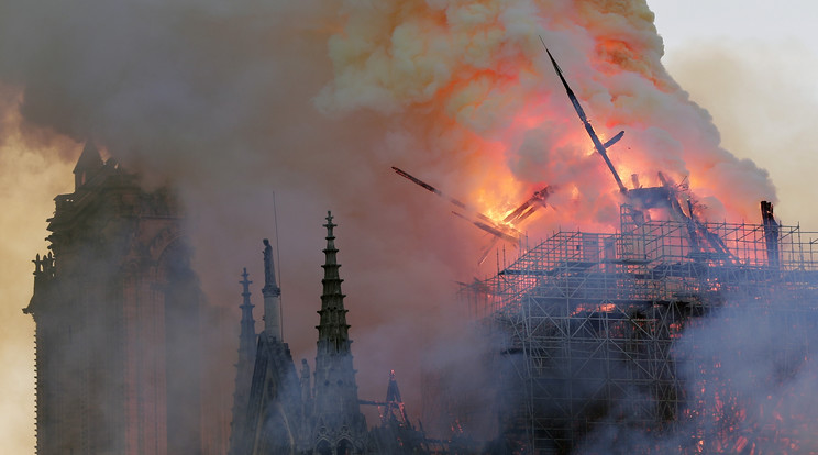 Lángokban áll a párizsi Notre Dame / Fotó: EPA