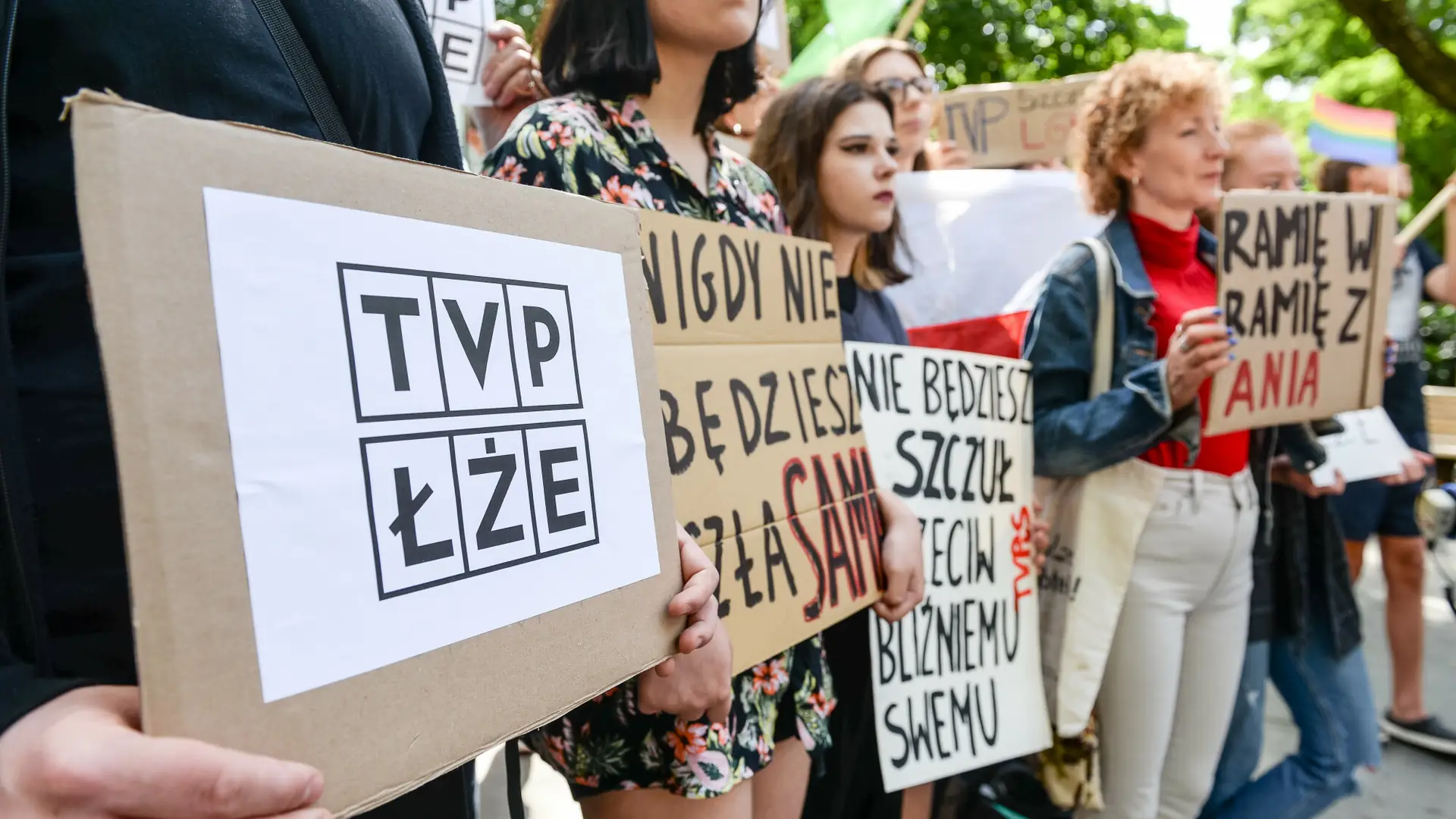 TVP wydało oświadczenie ws. zwolnionego za tęczową flagę. A mogli milczeć