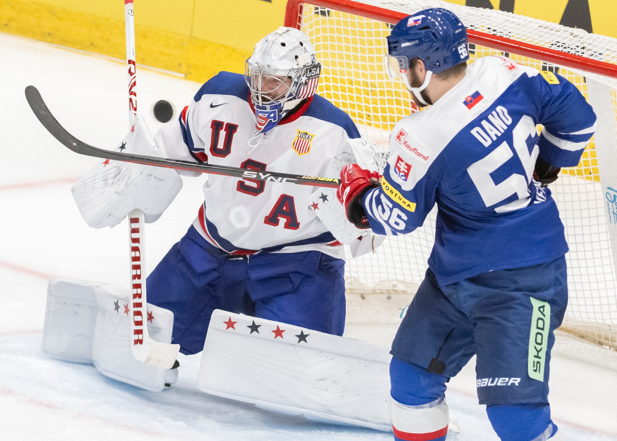 Marko Daňo (Slovensko) a brankár Alex Lyon (USA).