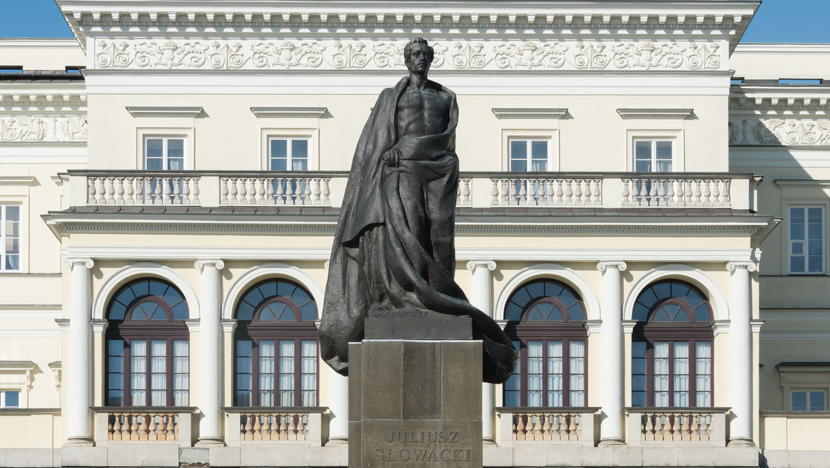 Na Placu Bankowym przed warszawskim ratuszem odsłonięto w sobotę pomnik Juliusza Słowackiego, autorstwa Edwarda Wittiga.