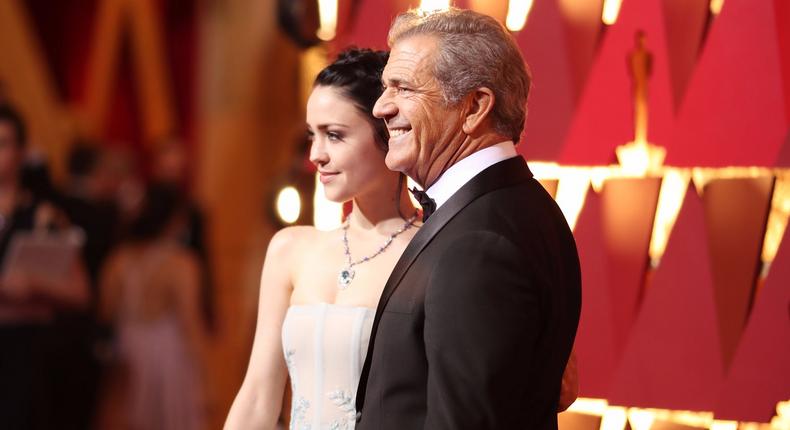 Mel Gibson with Rosalind Ross, his wife, at the 2017 Oscars.