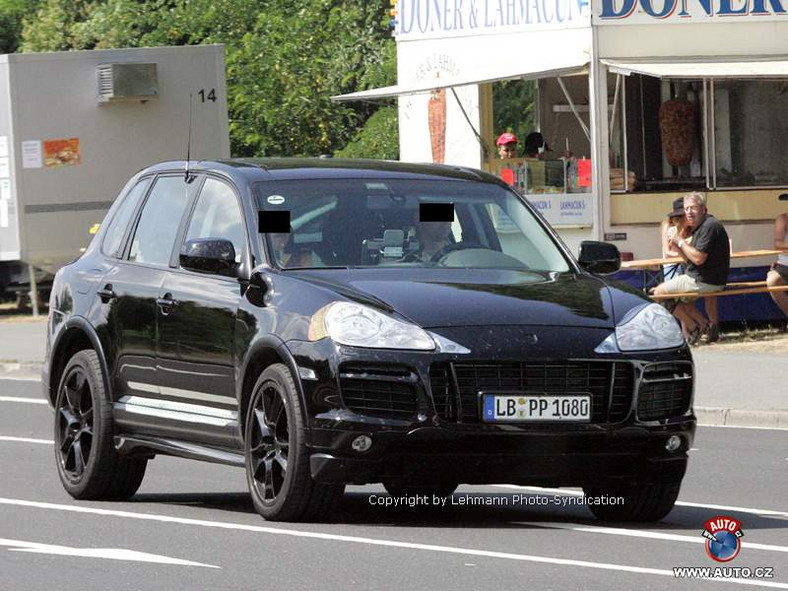 Zdjęcia szpiegowskie: Porsche Cayenne (face lifting)