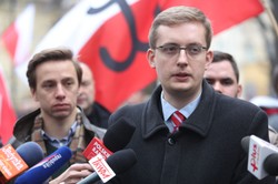 Prezes Wszechpolaków tłumaczy zamieszki: To była ustawka policji