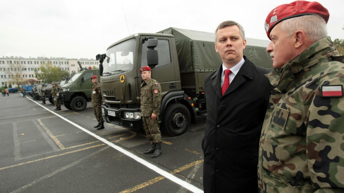 Żandarmeria Wojskowa, żeby realizować swoje zadania, musi mieć mocne wsparcie ministerstwa - uważa szef MON Tomasz Siemoniak, który odwiedził Komendę Główną ŻW w Warszawie.