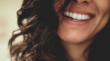 Co kolor zębów mówi o twoim zdrowiu? Ekspert tłumaczy