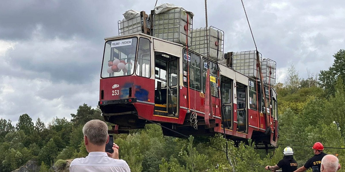 Utopili tramwaj na terenie starego kamieniołomu