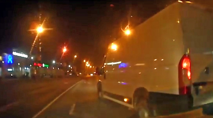 A videóból kivágott képen látszik, ahogy a furgon Márton autója elé vág