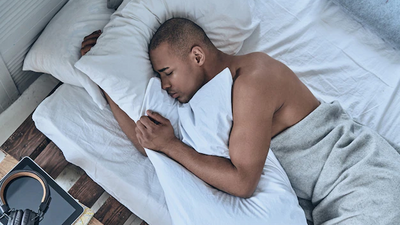 grasse-matinee-vue-dessus-du-jeune-homme-africain-dormant-position-couchee-dans-lit-maison 425904-10699