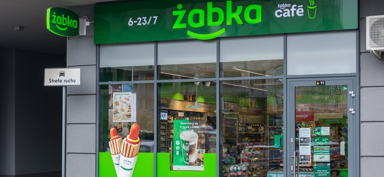 Do której otwarta jest Żabka we Wszystkich Świętych? Godziny otwarcia