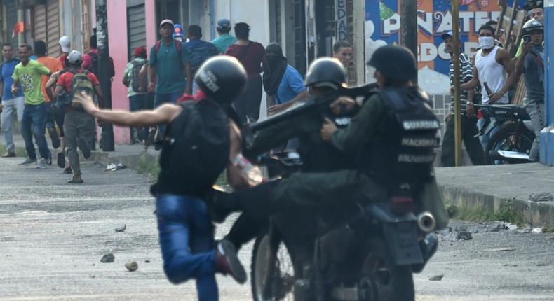 Venezuelan national guards clash with demonstrators at the border town of Ureña after Maduro´s government ordered to temporary close down the border with Colombia on February 23, 2019