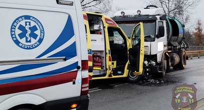 Groźny wypadek w Rykach. Ambulans zderzył się z ciężarówką