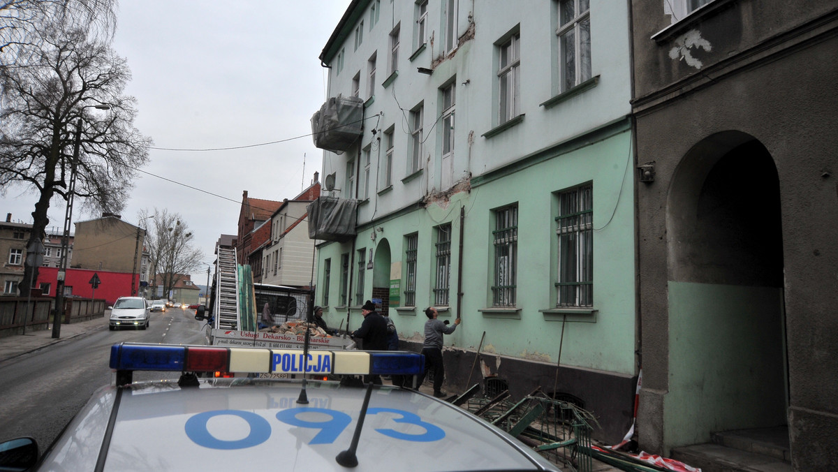 W szczecińskim Dąbiu zerwał się balkon na drugim piętrze jednej z kamienic. Konstrukcja spadła balkon piętro niżej. W wypadku nikt nie ucierpiał, o czym informuje Radio Szczecin.
