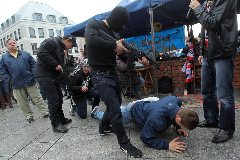 Około 500 osób przyszło na plac Zamkowy. Manifestują przeciwko imigrantom