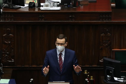 "Bandyci w białych kołnierzykach kradli na potęgę podatek VAT". Mateusz Morawiecki bije w PO