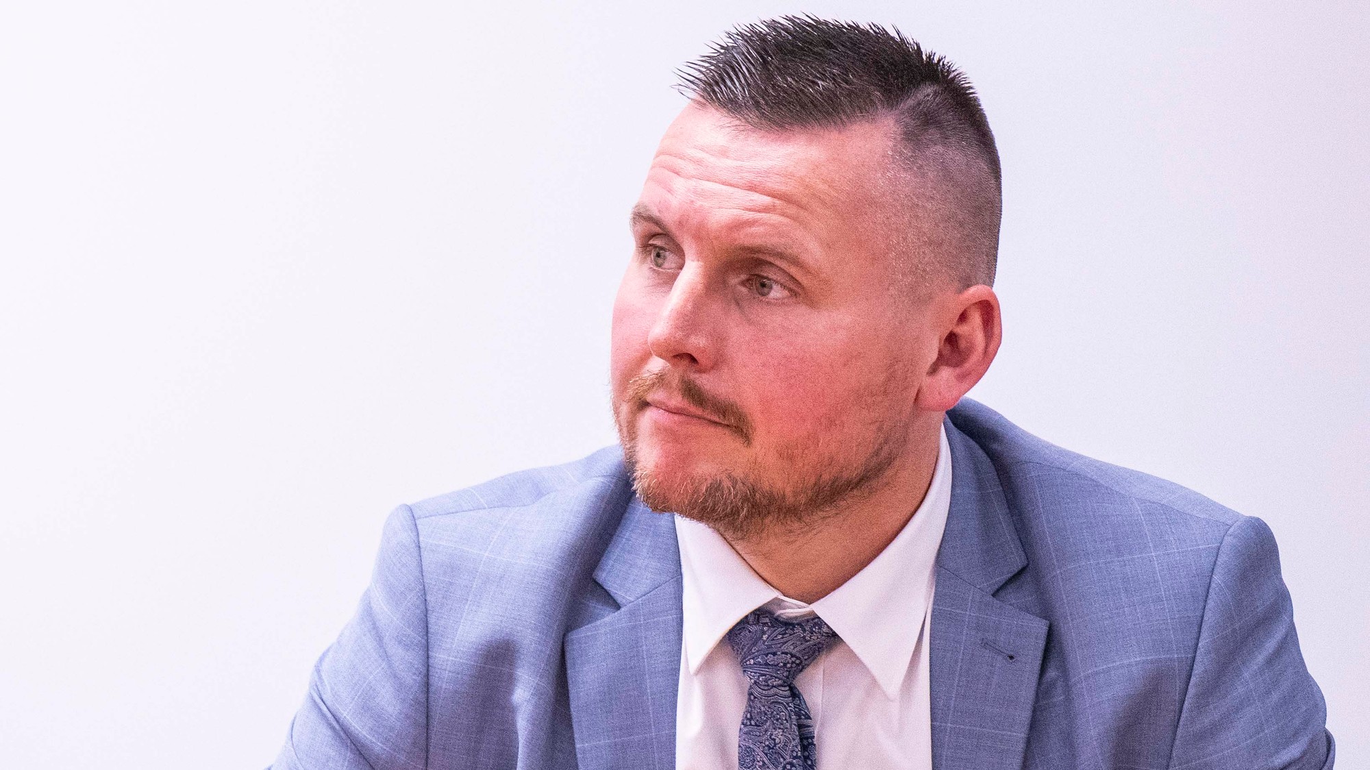 Na snímke Daniel Bombic, obvinený z extrémistickej trestnej činnosti počas pojednávania na Najvyššom súde SR v Bratislave v utorok 29. apríla 2025.