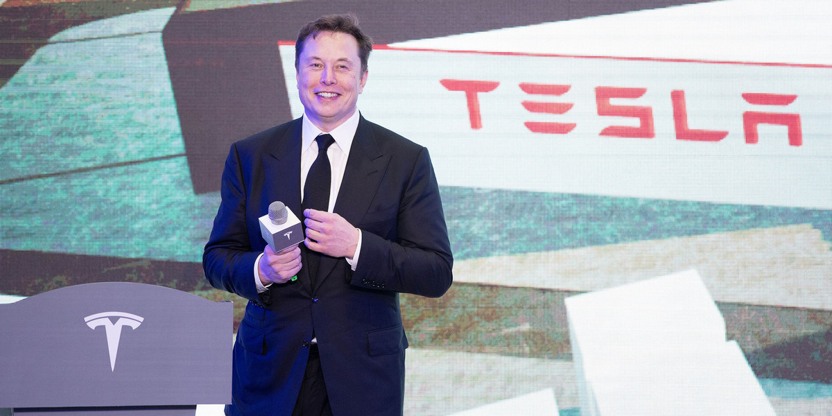 Tesla inwestuje ostatnio poza granicami USA. Niedawno firma otworzyła "gigafabrykę" w Szanghaju, która ma być najważniejszym zagranicznym przedsięwzięciem amerykańskiego producenta.
