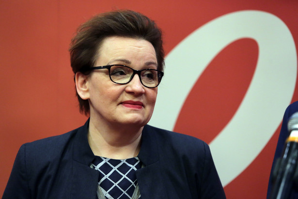 Minister edukacji narodowej Anna Zalewska podczas briefingu prasowego poprzedzającego odbywającą się w Warszawie