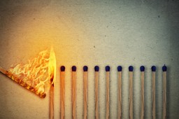 Milcząca większość: Radykalizm to postawa mniejszości. Skąd w nas przekonanie, że jest całkowicie inaczej?