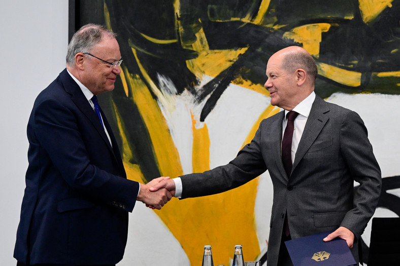 Kanclerz Niemiec Olaf Scholz ściska dłoń premierowi Dolnej Saksonii Stephanowi Weilowi (po lewej) na zakończenie konferencji prasowej po szczycie z przywódcami krajów związkowych Niemiec. Szczyt dotyczył polityki wewnętrznej względem kwestii migracji, Berlin, 10 maja 2023 r.