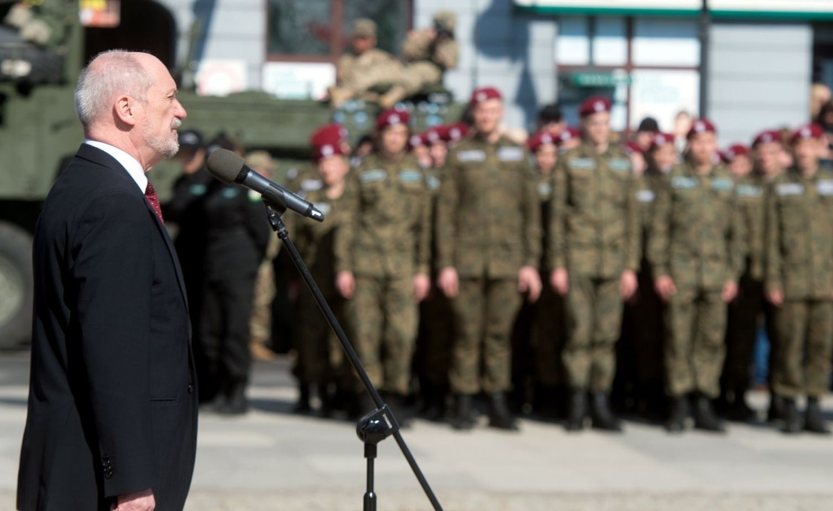 "Do 2012 r. miał przez cały czas poświadczenie bezpieczeństwa, które zapewniam jest wydawane w Stanach Zjednoczonych z nieporównanie większymi restrykcjami i z większą uwagą" - powiedział Macierewicz.