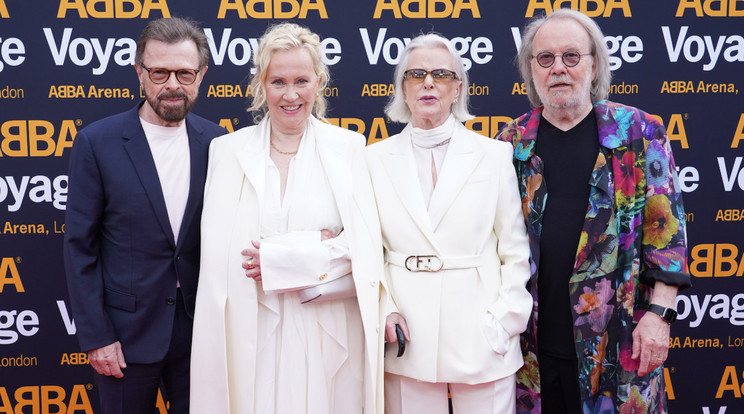 Az ABBA tagjai napjainkban a Voyage bemutatóján. Fiatalabb digitális önmaguk helyettesítő ket a színpadon, de a valóságos világban akarnak éléményt nyújtani./Fotó: North Foto