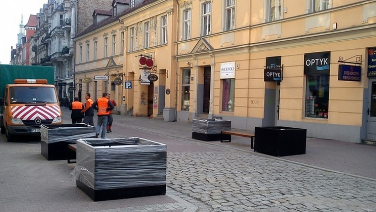 Cztery duże, efektowne donice, a między nimi ławki właśnie pojawiły się na ulicy Wrocławskiej. To pierwsza jaskółka zmian na ulicy zapowiadanych na wiosnę tego roku. Co pojawi się jeszcze?