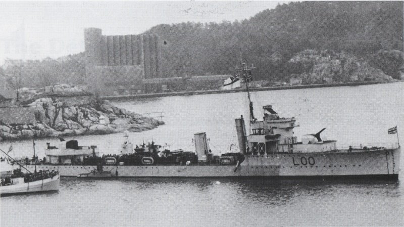 HMS "Valorous", który doprowadził "Orła" do bazy Rosyth