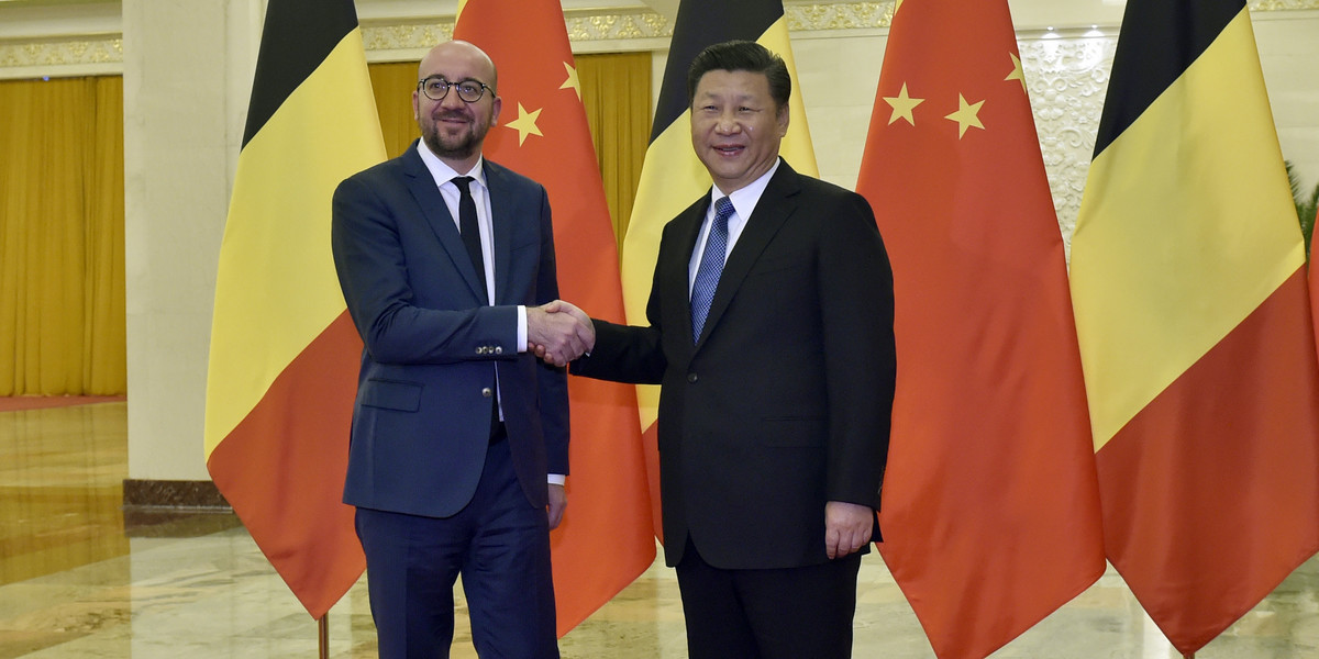 Charles Michel, ówczesny premier Belgii (od lewej) i prezydent Chin Xi Jinping podczas spotkania 31 października 2016 r.