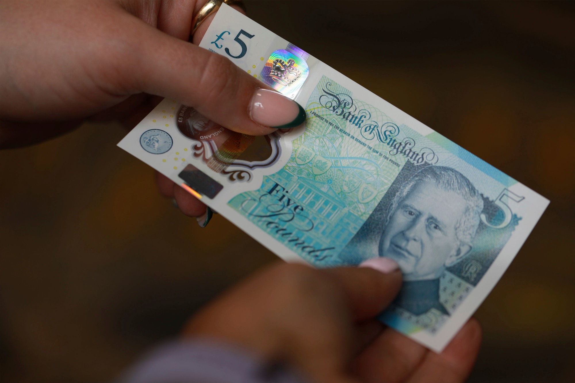 Britská centrálna banka uviedla do obehu nové bankovky s portrétom kráľa Karola III.