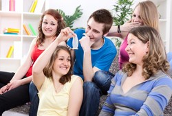 Badania pokazały, z kim polskie nastolatki rozmawiają o seksie. To nie wróży nic dobrego...