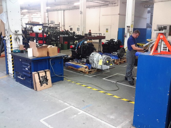Stanowisko, na którym serce autobusu, czyli silnik, przygotowywany jest do zamontowania w autobusie i sprężany z automatyczną skrzynią biegów.