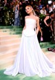 2024 Ariana Grande - Ariana Grande hat év után tért vissza a Met-gála vörös szőnyegére egy tündérszerű Loewe ruhában, amelyet Botticelli festményei inspiráltak. Megjelenése tökéletesen illeszkedett a 2024-es esemény „Sleeping Beauties: Reawakening Fashion” témájához. A különleges hatást tovább erősítette a sminkje, amelyet kézzel készített, 3D-s szárnyakat idéző díszítés tett emlékezetessé a halántékán.
