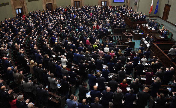 Sejm nie odrzucił prezydenckich ustaw o SN i KRS. Burzliwe obrady