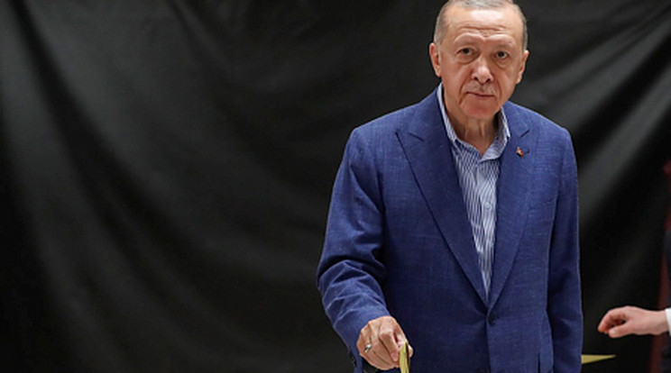 Recep Tayyip Erdogan török elnök, a kormányoldali pártszövetségnek, a Nép Szövetségének elnökjelöltje szavaz a török elnökválasztás második fordulójában Isztambulban 2023. május 28-án/Fotó: MTI/EPA/Reuters pool/Murad Sezer