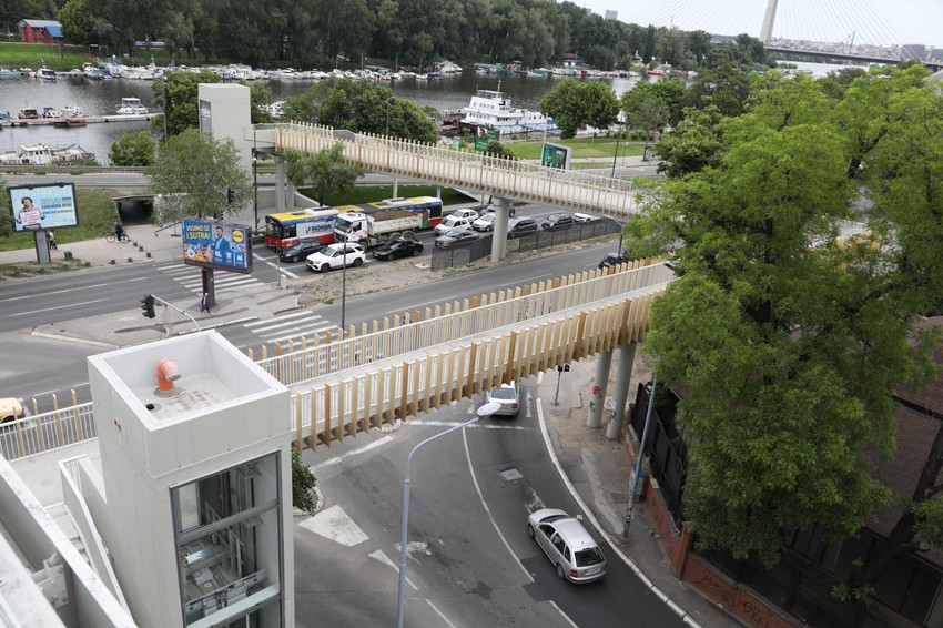 Lift za pešake i bicikle, nosivosti 1350 kilograma.