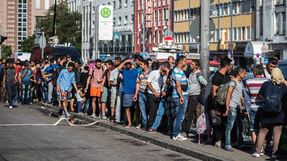 Napływ tysięcy uchodźców z targanych konfliktami rejonów Afryki i Bliskiego Wschodu oraz imigrantów ekonomicznych z Afryki i Azji jak żaden inny kryzys do tej pory stanowi test dla UE - pisze "NYT". Dodaje, że wraz z liczbą ofiar rośnie moralna presja na UE.