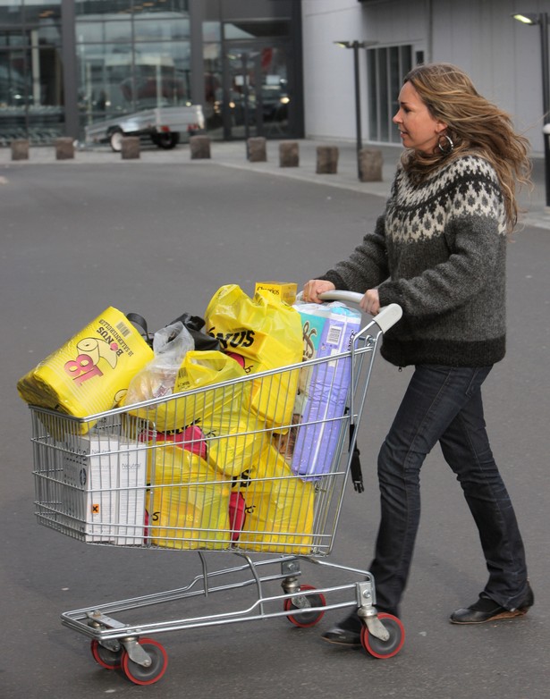 Sklepy w Islandii były na początku października oblegane przez mieszkańcow, bojących sie, że zabraknie środków na import żywności. Fot. Bloomberg