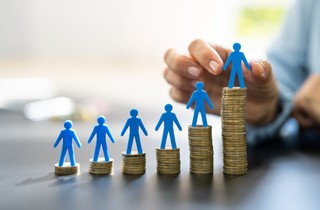 Dodatek za wieloletnią pracę: jak go obliczać i czy wpływa na wysokość innych świadczeń