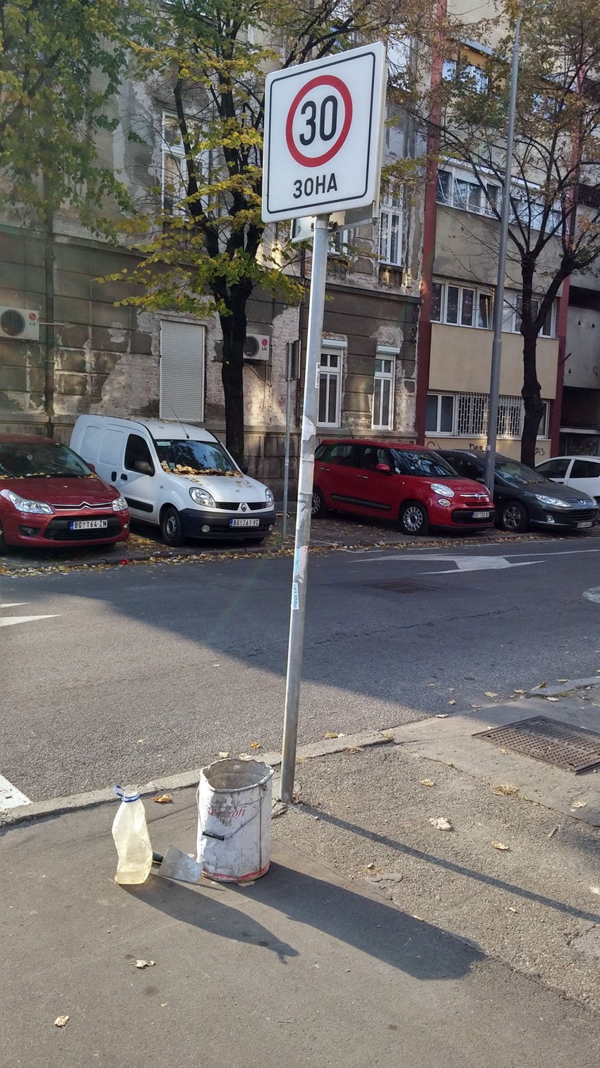 Juče je ovaj znak izgledao kao da ga je oduvao vetar