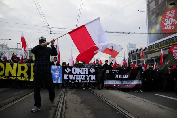 W 2014 roku do pierwszych starć wewnątrz grupy maszerujących, a następnie zamieszek z policją, doszło na wysokości Mostu Poniatowskiego