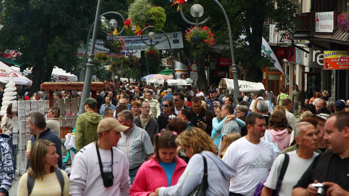 Z około stu atrakcji będą mogli skorzystać za połowę ceny turyści, którzy w weekend 15-16 października przyjadą do Zakopanego. W akcji "Spotkajmy się w Zakopanem - weekend za pół ceny!" wezmą udział m.in. hotele, restauracje, baseny termalne i muzea.