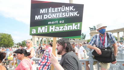 Mi Hazánk: „Covid-diktatúra épül” – Több ezren tüntettek Budapesten a magyar járványszabályok ellen