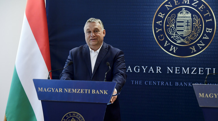 Orbán Viktor miniszterelnök sajtótájékoztatót tart Matolcsy Györggyel, a Magyar Nemzeti Bank (MNB) elnökével, miután a jegybankelnök társaságában megtekintette az MNB által őrzött aranytartalékot Budapesten, az MNB logisztika központjában / Fotó: MTI Koszticsák Szilárd