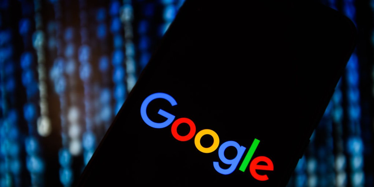 Na kwotę uzgodnioną w ramach ugody między Google'em a francuską prokuraturą składa się grzywna w wysokości 500 mln euro oraz 465 mln euro z tytułu podatków. To i tak mniej niż kwota 1,6 mld euro, której domagało się francuskie ministerstwo finansów po przeszukaniu biur internetowego giganta w Paryżu.