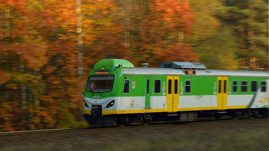 Jeden z symboli PKP sprzed lat. „Ezet” EN57 to fundament regionalnych przewozów pasażerskich w Polsce. W latach 1962–1994 wrocławski Pafawag wyprodukował ponad 1,4 tys. sztuk tego pociągu. Pasażerowie przed laty ochrzcili go pejoratywnym określeniem „kibel”. A dzisiaj ta nazwa funkcjonuje w branży kolejowej od hal naprawczych taboru do gabinetów zarządów spółek kolejowych.
<br><br>
Koleje Mazowieckie mają dziś pojazdów EN57 - w różnych wersjach - prawie 200, z czego większość została zmodernizowana. Na zdjęciu EN57 w wersji AKM, czyli jeden z 10 po modernizacji w 2008 r. W pojeździe zamontowano m.in. nowe silniki prądu przemiennego, podnosząc prędkość maksymalną do 120 km/h. Wykonawca przeprojektował wnętrze i zmienił wygląd zewnętrzny. Zleceniem podzieliły się firmy: ZNTK Mińsk Mazowiecki (należąca do Pesy) i Newag.