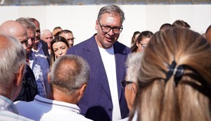 Aleksandar Vučić posetio je danas u selu Vitoševac u opštini Ražanj, u okviru obilaska jugoistoka Srbije, komapniju "Gerber-Export" koja se bavi proizvodnjom i montažom metalnih i čeličnih konstrukcija